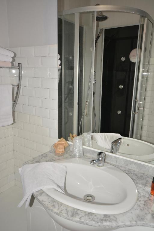 Albergo Hotel Saint-Laurent-du-Var Habitación foto